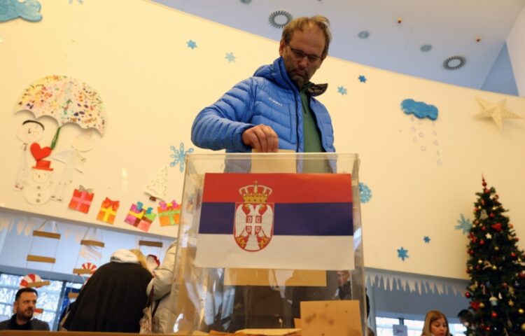Σέρβος ρίχνει την ψήφο του στην κάλπη, σε εκλογικό κέντρο του Βελιγραδίου (φωτ.: EPA/Andrej Cukic)