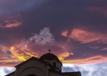 Βαρύς ο ουρανός πάνω από την εκκλησία του Αγίου Κοσμά του Αιτωλού στην πόλη των Τρικάλων (φωτ.: EUROKINISSI/Θανάσης Καλλιάρας)
