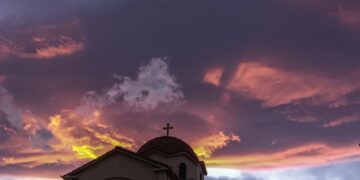 Βαρύς ο ουρανός πάνω από την εκκλησία του Αγίου Κοσμά του Αιτωλού στην πόλη των Τρικάλων (φωτ.: EUROKINISSI/Θανάσης Καλλιάρας)