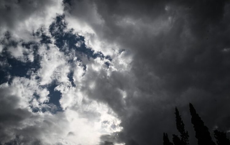 Βαρύς ο ουρανός στην Αττική (φωτ.: EUROKINISSI/Τατιάνα Μπόλαρη)