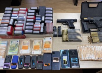 Δεκάδες σφραγίδες, σφαίρες, χρήματα και κινητά τηλέφωνα ανάμεσα στα κατασχεθέντα (φωτ.: Ελληνική Αστυνομία)