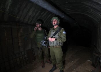Ο υποναύαρχος του ισραηλινού στρατού Ντάνιελ Χαγκάρι (δεξιά) κοιτά το τούνελ της Χαμάς, κοντά στο σημείο διέλευσης Ερέζ, μεταξύ της Γάζας και του Ισραήλ (φωτ.: EPA/Atef Safadi)