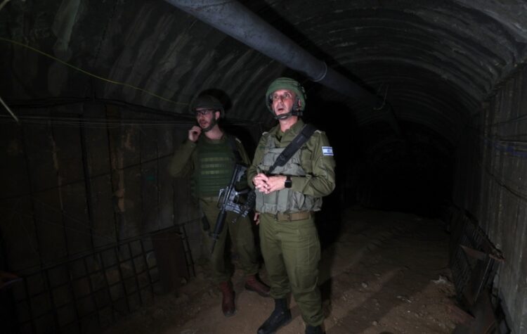 Ο υποναύαρχος του ισραηλινού στρατού Ντάνιελ Χαγκάρι (δεξιά) κοιτά το τούνελ της Χαμάς, κοντά στο σημείο διέλευσης Ερέζ, μεταξύ της Γάζας και του Ισραήλ (φωτ.: EPA/Atef Safadi)