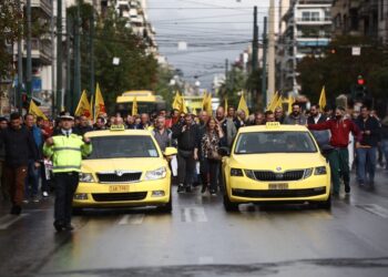 Στιγμιότυπο από την απεργιακή συγκέντρωση του συνδικάτου αυτοκινητιστών ταξί στις 22 Νοεμβρίου, στην Αθήνα (φωτ.: EUROKINISSI/Βασίλης Ρεμπάπης)