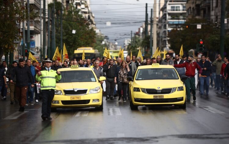 Στιγμιότυπο από την απεργιακή συγκέντρωση του συνδικάτου αυτοκινητιστών ταξί στις 22 Νοεμβρίου, στην Αθήνα (φωτ.: EUROKINISSI/Βασίλης Ρεμπάπης)