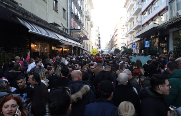 Kόσμος έχει αποκλείσει την οδό Βασιλέως Ηρακλείου στο κέντρο της Θεσσαλονίκης για να διασκεδάσει (φωτ.: ΑΠΕ-ΜΠΕ/Νίκος Αραμπατζής)
