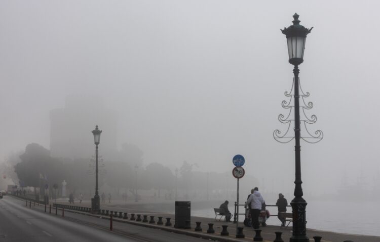 Ομίχλη στο κέντρο της Θεσσαλονίκης (φωτ.: ΜΟΤΙΟΝΤΕΑΜ/Βασίλης Βερβερίδης)