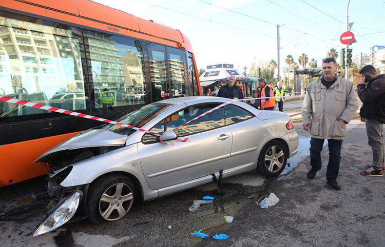 Ένας νεκρός και ένας τραυματίας από σύγκρουση τραμ με ΙΧ στο Παλαιό Φάληρο (φωτ.: EUROKINISSI / Γιάννης Παναγόπουλος)