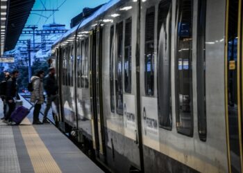 Επιβάτες επιβιβάζονται σε τρένο στο σταθμό Λαρίσης, στην Αθήνα (φωτ.: EUROKINISSI/Τατιάνα Μπόλαρη)