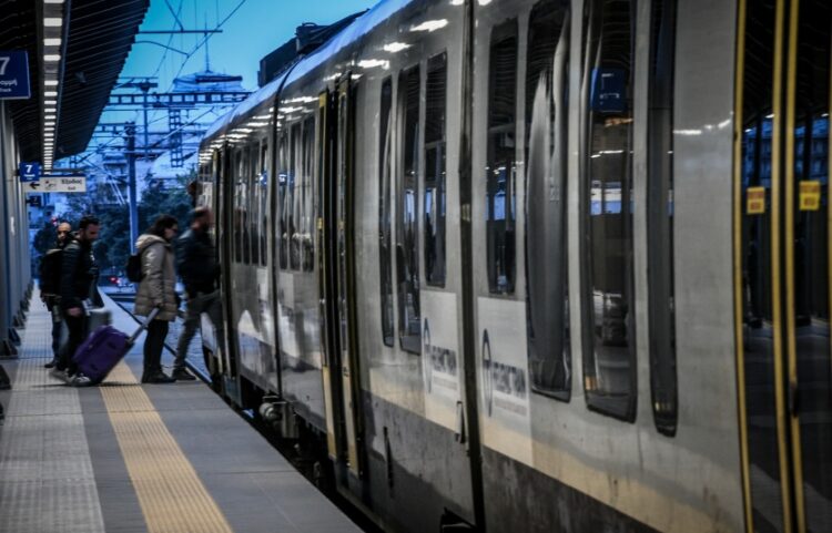 Επιβάτες επιβιβάζονται σε τρένο στο σταθμό Λαρίσης, στην Αθήνα (φωτ.: EUROKINISSI/Τατιάνα Μπόλαρη)