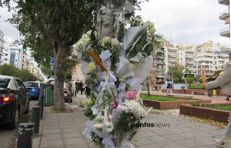 Λίγα λουλούδια στο σημείο όπου τραυματίστηκε θανάσιμα η άτυχη Έμμα (φωτ.: Έλλη Τσολάκη)