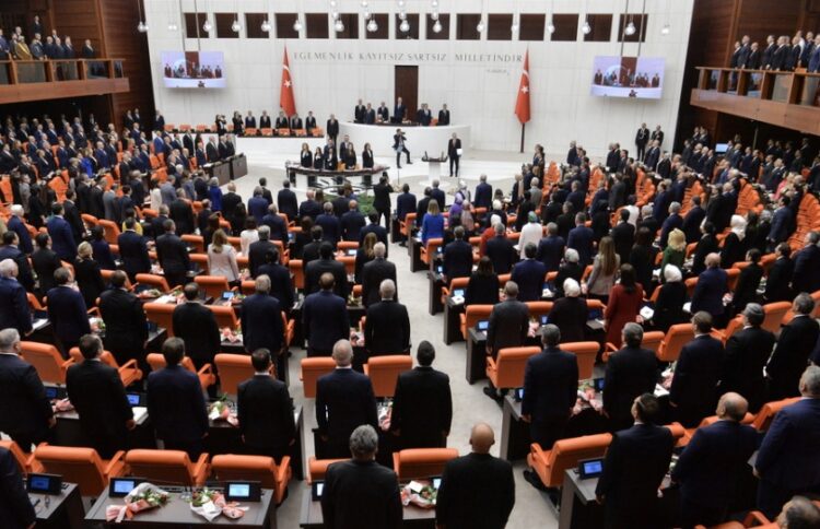 Ο Τούρκος πρόεδρος Ρετζέπ ΤΑγίπ Ερντογάν ανεβαίνει στο βήμα της βουλής στην Άγκυρα, τον περασμένο Οκτώβριο (φωτ.: EPA/Necati Savas)