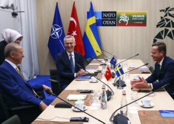Από αριστερά, ο πρόεδρος της Τουρκίας Ρετζέπ Ταγίπ Ερντογάν, ο γενικός γραμματέας του ΝΑΤΟ Γενς Στόλτενμπεργκ και ο Σουηδός πρωθυπουργός Ουλφ Κρίστερσον στη διάρκεια συνάντησης για τη ενταξιακή προοπτική της Σουηδίας στη Συμμαχία, τον περασμένο Ιούλιο στο Βίλνιους (φωτ.: EPA/Yves Herman/Pool)