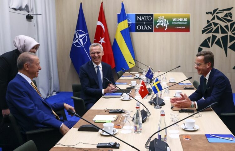 Από αριστερά, ο πρόεδρος της Τουρκίας Ρετζέπ Ταγίπ Ερντογάν, ο γενικός γραμματέας του ΝΑΤΟ Γενς Στόλτενμπεργκ και ο Σουηδός πρωθυπουργός Ουλφ Κρίστερσον στη διάρκεια συνάντησης για τη ενταξιακή προοπτική της Σουηδίας στη Συμμαχία, τον περασμένο Ιούλιο στο Βίλνιους (φωτ.: EPA/Yves Herman/Pool)