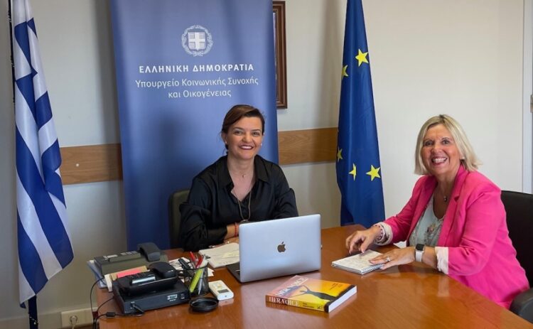 Από αριστερά, η υφυπουργός Κοινωνικής Συνοχής & Οικογένειας Μαρία Κεφαλά και η ιδρύτρια του FFTN Βαρβάρα Αθανασίου-Ιωάννου στο υπουργείο Εσωτερικών, ενώ συζητούν τη διοργάνωση του διεθνούς συνεδρίου (φωτ.: facebook/ Varvara Athanasiou-Ioannou)
