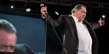 Ο Βασίλης Καρράς σε συναυλία που έγινε την 1η Σεπτεμβρίου 2017 στο Θέατρο Πέτρας για τα 40 χρόνια του στο λαϊκό τραγούδι (φωτ.: EUROKINISSI / Λυδία Σιώρη)