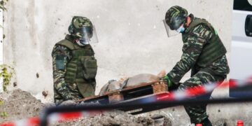 Πυροτεχνουργοί του στρατού απομακρύνουν βλήμα από κατοικημένη περιοχή (φωτ. αρχείου: EUROKINISSI/Θανάσης Καλλιάρας)