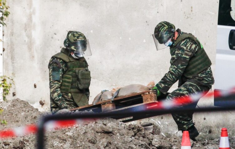 Πυροτεχνουργοί του στρατού απομακρύνουν βλήμα από κατοικημένη περιοχή (φωτ. αρχείου: EUROKINISSI/Θανάσης Καλλιάρας)