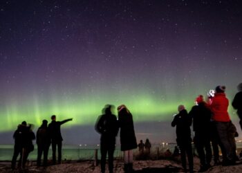 Πολίτες παρατηρούν το Βόρειο Σέλας στον ουρανό της Δανίας (φωτ.: EPA / Mads Claus Rasmussen)