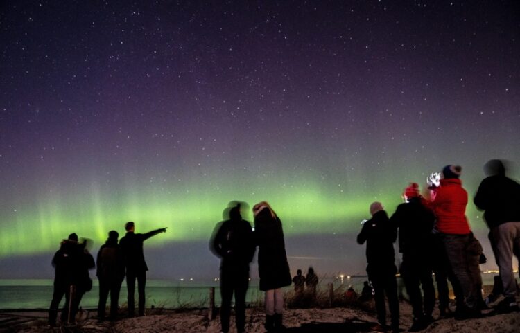 Πολίτες παρατηρούν το Βόρειο Σέλας στον ουρανό της Δανίας (φωτ.: EPA / Mads Claus Rasmussen)