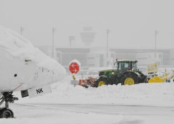 Το χιόνι έχει σκεπάσει για τα καλά τους αεροδιαδρόμους στο Μόναχο (φωτ.: Χ/Munich Airport)