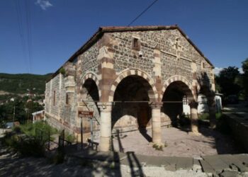 Η εκκλησία των Αγίων Κωνσταντίνου και Ελένης στην κωμόπολη Μεσουδιέ που σήμερα λειτουργεί ως πολιτιστικό κέντρο. Χτίστηκε το 1912 από τον τότε κοινοτάρχη Κωνσταντίνο Περτσινίδη του Κυριάκου (πηγή: mesudiye.gov.tr)