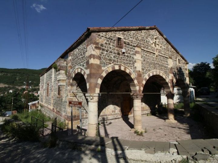 Η εκκλησία των Αγίων Κωνσταντίνου και Ελένης στην κωμόπολη Μεσουδιέ που σήμερα λειτουργεί ως πολιτιστικό κέντρο. Χτίστηκε το 1912 από τον τότε κοινοτάρχη Κωνσταντίνο Περτσινίδη του Κυριάκου (πηγή: mesudiye.gov.tr)