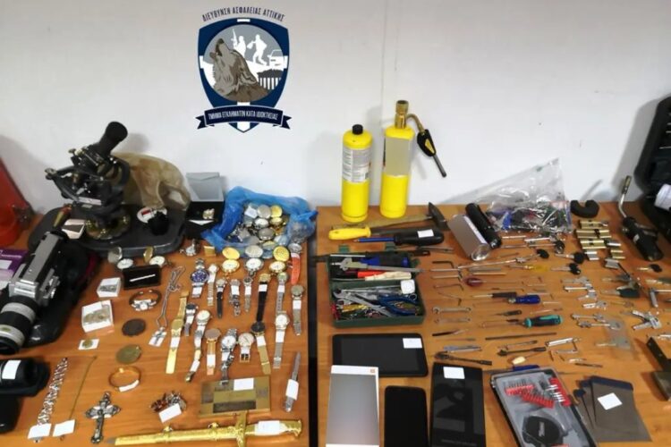 Εικόνα από τα αντικείμενα που κατάσχεσαν οι αστυνομικές Αρχές κατά τη σύλληψή του πριν από λίγα χρόνια (φωτ. αρχείου: astynomia.gr)
