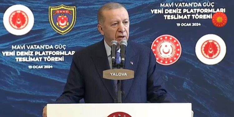 Ο Ταγίπ Ερντογάν μιλά στη Γιάλοβα στην τελετή παράδοσης τεσσάρων νέων πολεμικών πλοίων στο τουρκικό ναυτικό (φωτ.: twitter.com/RTErdogan)