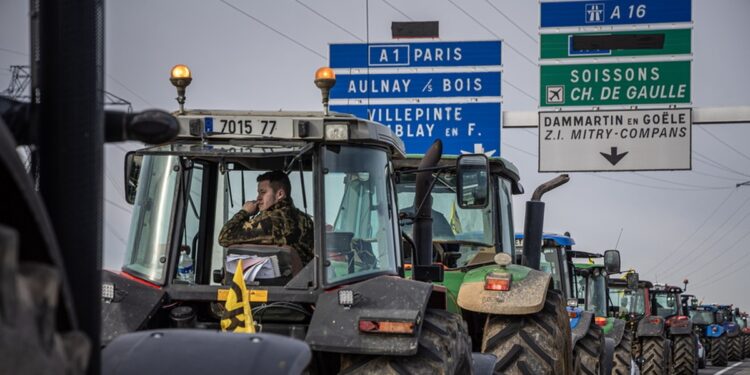 Γάλλοι αγρότες κατευθύνονται με τα τρακτέρ τους στο Παρίσι στο πλαίσιο των κινητοποιήσεων του με αιτήματα που αφορούν στην αύξηση του εισοδήματός τους και την προστασία του επαγγέλματος (φωτ.: EPA/Cristophe Petit Tesson)