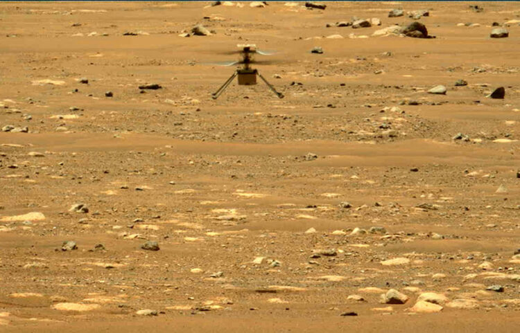 To «Ingenuity» σε δοκιμαστική πτήση στον Άρη (φωτ.: NASA / JPL-Caltech / MSSS)