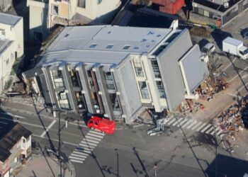 Κτίριο που κατέρρευσε από τον σεισμό στην πόλη Wajima, της κεντρικής Ιαπωνίας (φωτ.: EPA/JIJI PRESS)