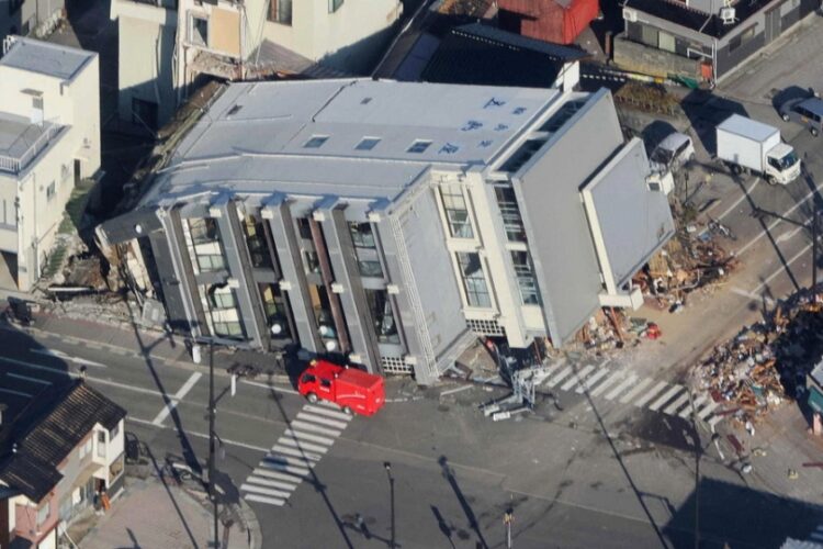 Κτίριο που κατέρρευσε από τον σεισμό στην πόλη Wajima, της κεντρικής Ιαπωνίας (φωτ.: EPA/JIJI PRESS)