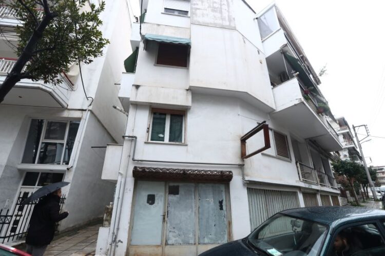 Το σπίτι  στην Καλαμαριά Θεσσαλονίκης όπου έμενε η 41χρονη έγκυος που δολοφονήθηκε (φωτ.: 
Βασίλης Βερβερίδης/ΜΟΤΙΟΝΤΕΑΜ)