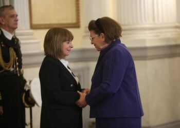 Η υπουργός Πολιτισμού Λίνα Μενδώνη ανταλλάσσει ευχές με την Πρόεδρο της Δημοκρατίας Κατερίνα Σακελλαροπούλου για το νέο έτος, στο Προεδρικό Μέγαρο (φωτ.: ΑΠΕ-ΜΠΕ/Ορέστης Παναγιώτου)