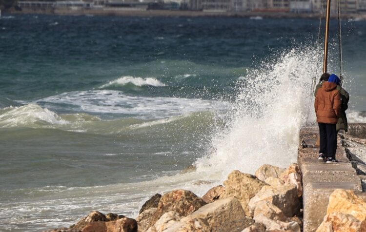 Κύματα σε παραλία έξω από την Αττική (φωτ. αρχείου: EUROKINISSI/Γιώργος Ευσταθίου)