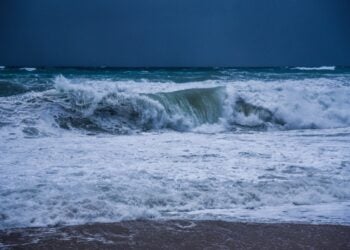 Κύματα σε παραλία έξω από την Αττική (φωτ.: EUROKINISSI/Γιώργος Ευσταθίου)