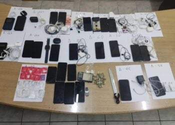 Τα κατασχεθένα κινητά τηλέφωνα, το αυτοσχέδιο μαχαίρι, οι φορτιστές και τα ναρκωτικά (φωτ.: Ελληνική Αστυνομία)