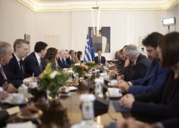 Ο πρωθυπουργός στη συνεδρίαση του υπουργικού συμβουλίου, στο Μέγαρο Μαξίμου (φωτ.: ΑΠΕ-ΜΠΕ/Γρ. Τύπου Πρωθυπουργού/Δημήτρης Παπαμήτσος)