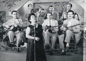 Η Μαρίκα Νίνου στο πάλκο, το 1955, για τις ανάγκες της κινηματογραφικής ταινίας «Πιάσαμε την καλή» με πρωταγωνιστές τη Γεωργία Βασιλειάδου και τον Κώστα Χατζηχρήστο (πηγή: m.imdb.com)