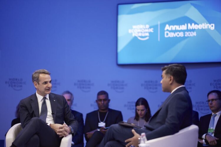 Ο πρωθυπουργός, Κυριάκος Μητσοτάκης συζητά με τον αρχισυντάκτη του περιοδικού «Foreign Policy» Ravi Agrawal, στο περιθώριο των εργασιών του Παγκόσμιου Οικονομικού Φόρουμ (WEF) στο Νταβός, την Πέμπτη 18 Ιανουαρίου 2024. (Φωτ.: ΑΠΕ-ΜΠΕ/Γραφείο Τύπου πρωθυπουργού/Δημήτρης Παπαμήτσος)