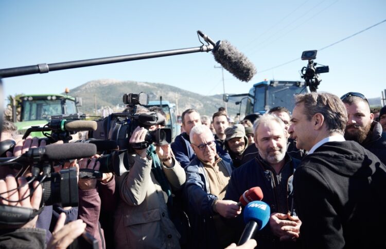 Στιγμιότυπο από τη συνάντηση του Κυριάκου Μητσοτάκη με τους αγρότες στη Βόνιτσα (φωτ.: Γραφείο Τύπου Πρωθυπουργού/Δημήτρης Παπαμήτσος)