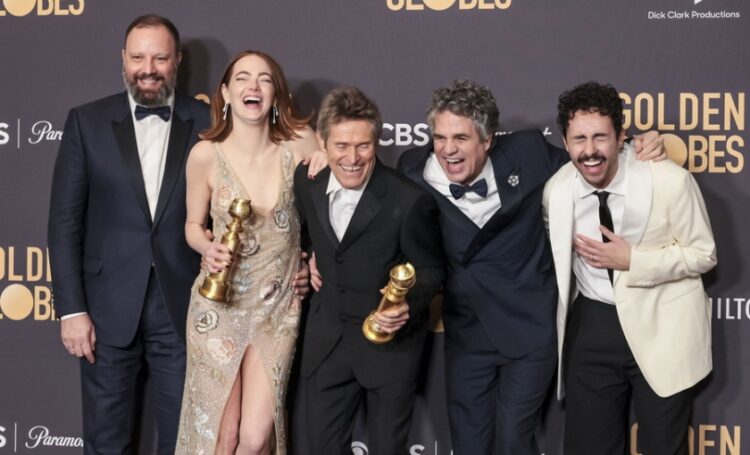 Ο Γιώργος Λάνθιμος με τους πρωταγωνιστές της ταινίας του «Poor Things» παραλαμβάνουν τη Χρυσή Σφαίρα (φωτ.: EPA/MARK R. CRISTINO)