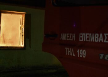 Επιχείρηση της Πυροσβεστικής για την κατάσβεση πυρκαγιάς σε σπίτι (φωτ. αρχείου: Eurokinissi/Βασίλης Παπαδόπουλος)