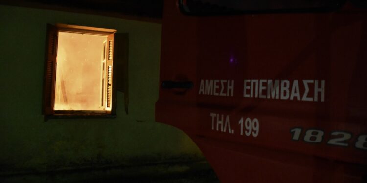 Επιχείρηση της Πυροσβεστικής για την κατάσβεση πυρκαγιάς σε σπίτι (φωτ. αρχείου: Eurokinissi/Βασίλης Παπαδόπουλος)