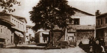 Φωτογραφία εποχής από γειτονιά της Τραπεζούντας όπου διακρίνεται δημόσια βρύση (φωτ.: Αρχείο καθηγητή Κωνσταντίνου Φωτιάδη)