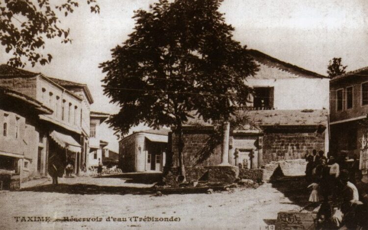 Φωτογραφία εποχής από γειτονιά της Τραπεζούντας όπου διακρίνεται δημόσια βρύση (φωτ.: Αρχείο καθηγητή Κωνσταντίνου Φωτιάδη)