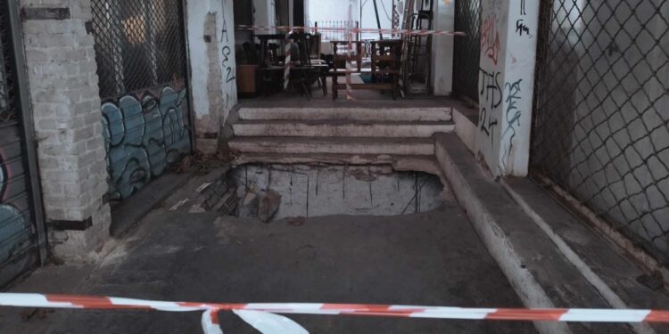 Η τρύπα βάθους τριών μέτρων στο οδόστρωμα της στοάς του Μπιτ Παζάρ στη Θεσσαλονίκη που «κατάπιε» έναν 19χρονο και μία συνομήλική του (φωτ.: ΑΠΕ-ΜΠΕ)