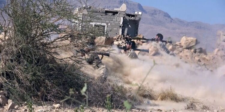 Πυρά από αντάρτες των Χούθι κατά τη διάρκεια άσκησης στην Υεμένη (φωτ.: EPA/HOUTHIS MEDIA CENTER)