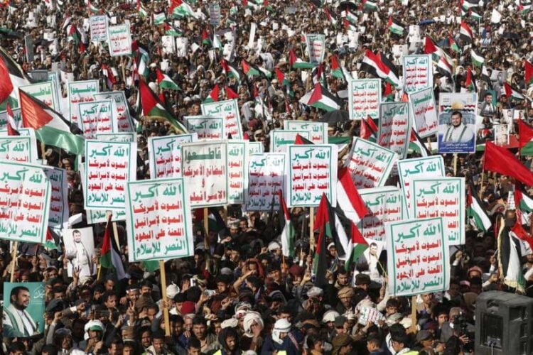Διαδηλωτές κρατούν πλακάτ που γράφουν στα αραβικά: «Ο Αλλάχ είναι ο μεγαλύτερος όλων, θάνατος στην Αμερική, θάνατος στο Ισραήλ, κατάρα στους Εβραίους και νίκη του Ισλάμ» (φωτ.: EPA/YAHYA ARHAB)